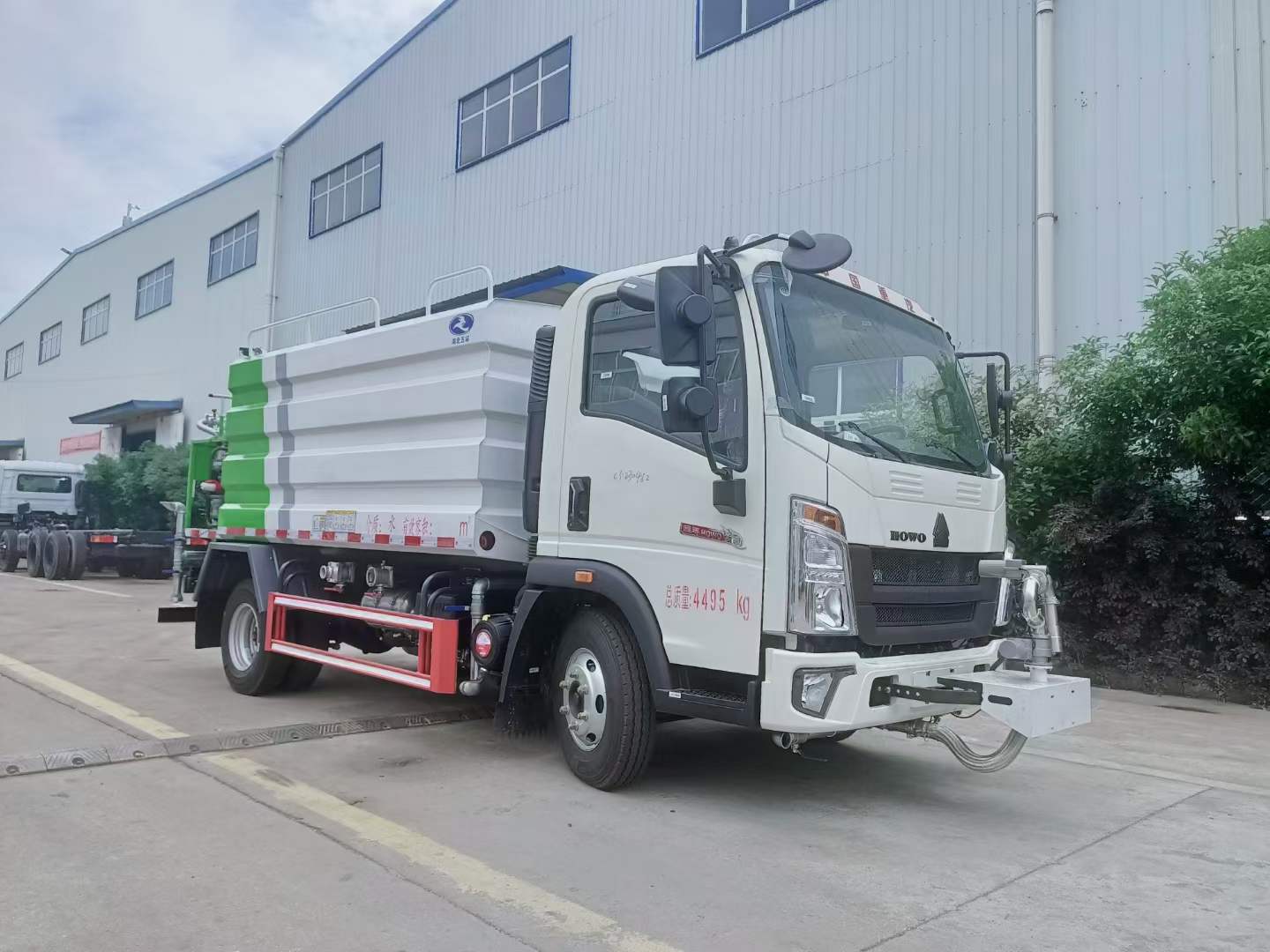 重汽豪沃7方灑水車,不僅能滿足你的大容量需求，還配備了各種實用功能和設施